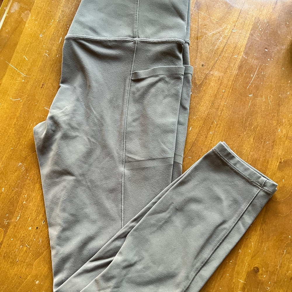 Athleta Salutation Stash Pocket II 7/8 Tight